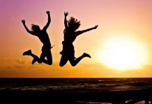 Να Ονειρεύεσαι, να Ελπίζεις, να Ρισκάρεις. happy people jumping in the sunrise