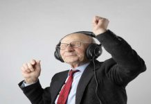 Η ψυχοκοινωνική ανάπτυξη των ανθρώπων oldman listening to music