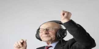 Η ψυχοκοινωνική ανάπτυξη των ανθρώπων oldman listening to music