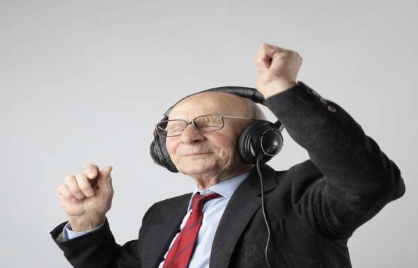 Η ψυχοκοινωνική ανάπτυξη των ανθρώπων oldman listening to music