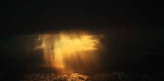 Το πιο βαθύ σκοτάδι σου είναι και η πηγή της δύναμης σου light shinning through clouds