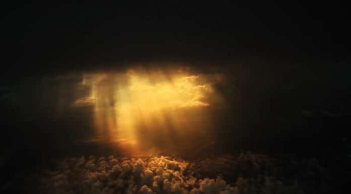 Το πιο βαθύ σκοτάδι σου είναι και η πηγή της δύναμης σου light shinning through clouds