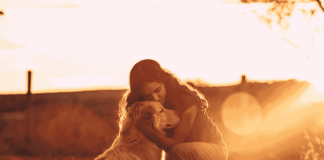 Ενσυναίσθηση: Πώς να αισθάνεστε και να ανταποκρίνεστε στα συναισθήματα των άλλων a woman hugging a dog