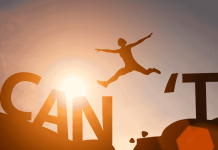 Νοοτροπία: Πώς να την αλλάξεις εάν περιορίζει την ζωή σου a woman jump of a cliff