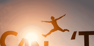 Νοοτροπία: Πώς να την αλλάξεις εάν περιορίζει την ζωή σου a woman jump of a cliff