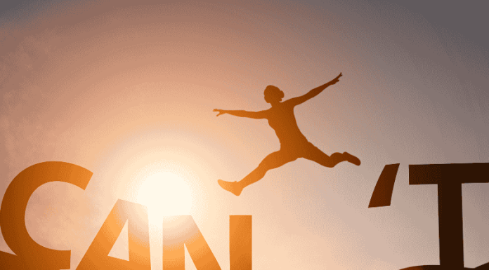 Νοοτροπία: Πώς να την αλλάξεις εάν περιορίζει την ζωή σου a woman jump of a cliff