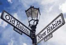 10 συνήθειες των ευτυχισμένων ανθρώπων sign showing old habits and new habits ways