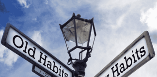 10 συνήθειες των ευτυχισμένων ανθρώπων sign showing old habits and new habits ways