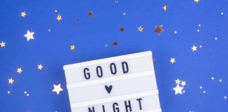 Τρόφιμα που σας κρατούν ξύπνιους τη νύχτα goodnight sign with stars in blue background