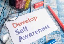 Gaslighting: Όταν η Πραγματικότητα Στρεβλώνεται develop self awareness written on a piece of paper