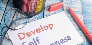 Gaslighting: Όταν η Πραγματικότητα Στρεβλώνεται develop self awareness written on a piece of paper