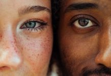 H βία μέσα μας a woman and a man with their faces side by side