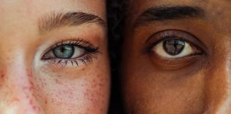 H βία μέσα μας a woman and a man with their faces side by side