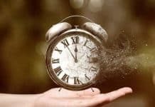 Ο χρόνος μας, το πολυτιμότερο μας αγαθό a small clock fading away with a hand holding in the air